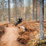Pyöräilijä hienolla Kommattivaaran trail centerin reitillä